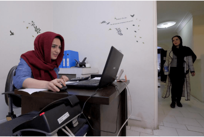 موظفة تعمل على حاسوبها المحمول في شركة تخفیفان بطهران، إيران، 19 يناير 2016. حقوق الصورة محفوظة لرويترز.