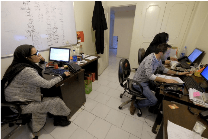 موظفون يعملون على حواسبيهم المحمولة في شركة تخفیفان بطهران، ايران 19 يناير 2016. حقوق الصورة محفوظة لرويترز.