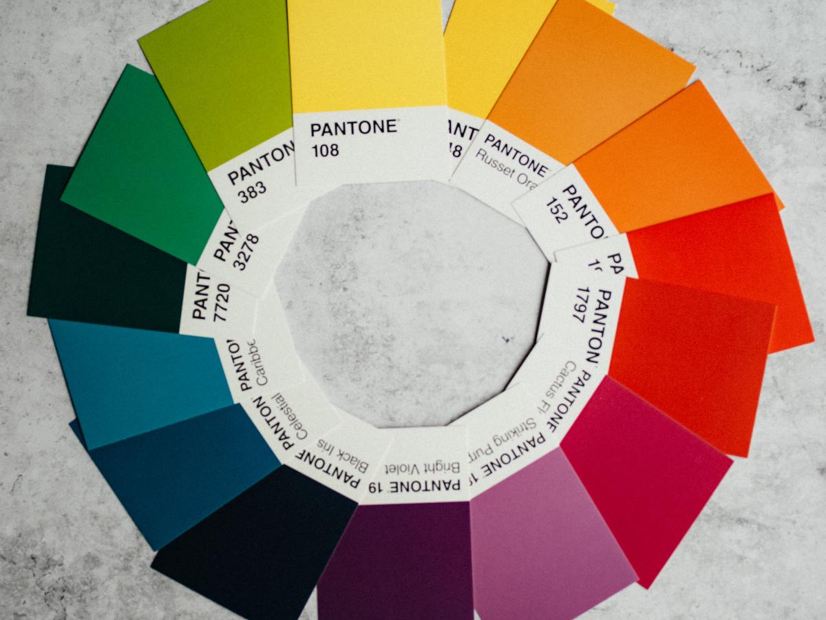 كيف تستخدم الشركات علم نفس الألوان في المنتجات والعلامات&nbsp;التجارية؟