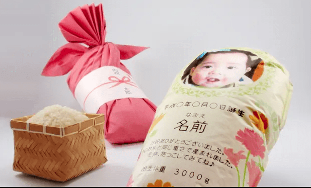 مثال على أكياس الأرز التي تمثل أطفالًا رضّعا. مصدر الصورة: ذا غارديان.