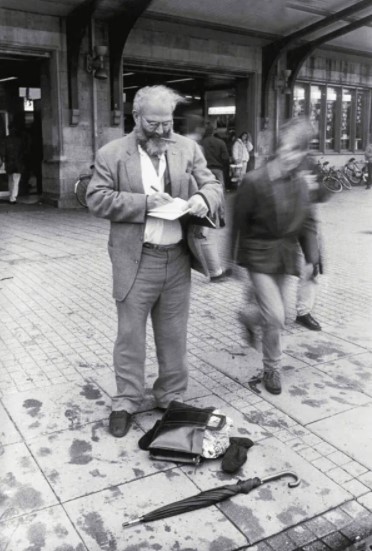 صورة لأوليفر ساكس وهو يكتب ملاحظاته وسط الطريق. أمام الناس. 
من مقال: نظرة عن كثب على العملية الإبداعية التي ينتهجها أوليفر ساكس [The Marginalian]