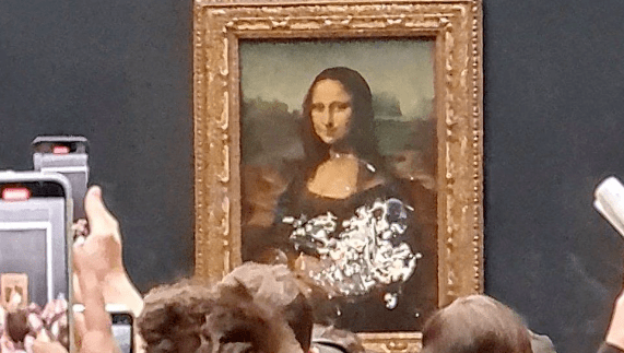حادثة تلطيخ الموناليزا بالكعك: لا تخش عليها فهي محمية بطبقة زجاجية لتفادي هذه الحوادث بالذات