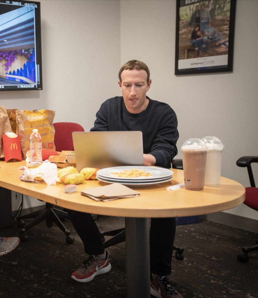 مارك زوكربيرغ وهو يلتهم المَك نُغيت المصدر: حساب مارك زوكربيرغ الرسمي