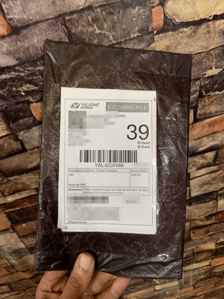 التغليف بسيط جدًا ومباشر كيس بلاستيكي لكن هذه نقطة إيجابية وليست سلبية. لأن المهم في المضمون فوفق العلم وجدوا أن الناس مستعدة للدفع أكثر مقابل منتج ذو تغليف بسيط ومباشر بدل منتجات ذات تغليف مُعقّد وغير مباشر