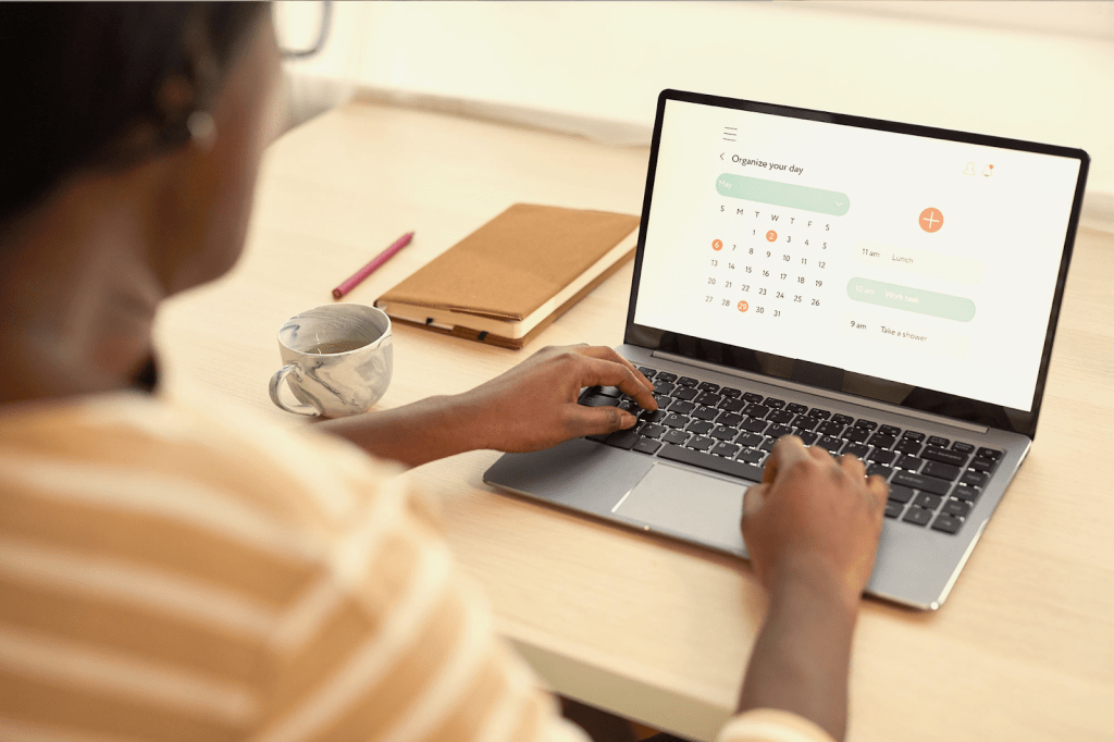 صورة تعبيرية عن إنسان ينظم وقت يومه.