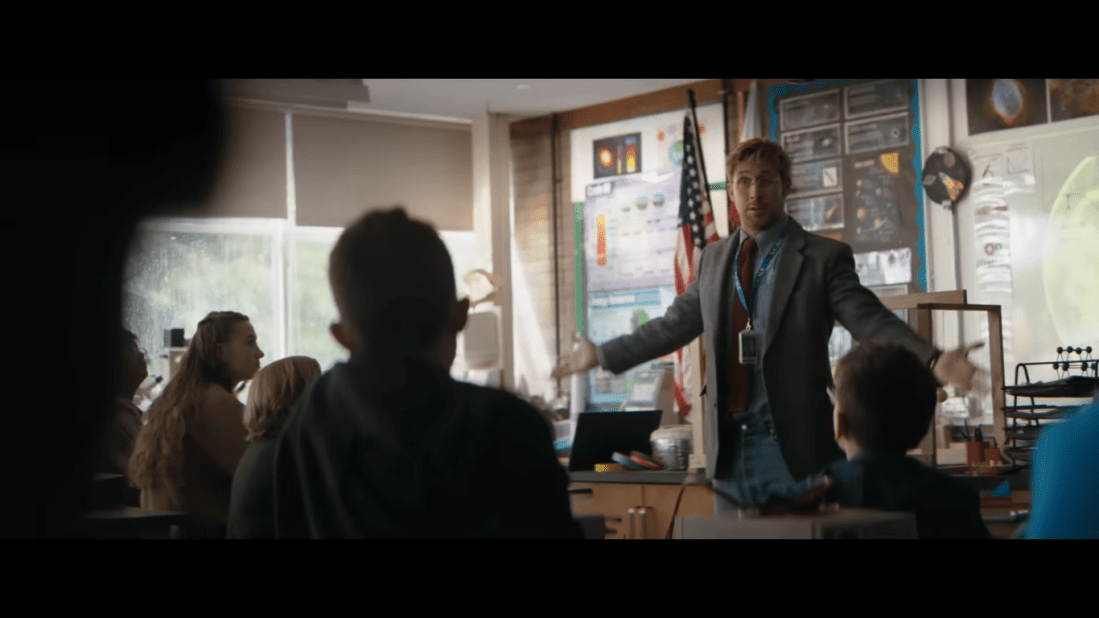 صورة من المقطع التشويقي تظهر بطل الفلم ريان غوسلنغ (Ryan Gosling)